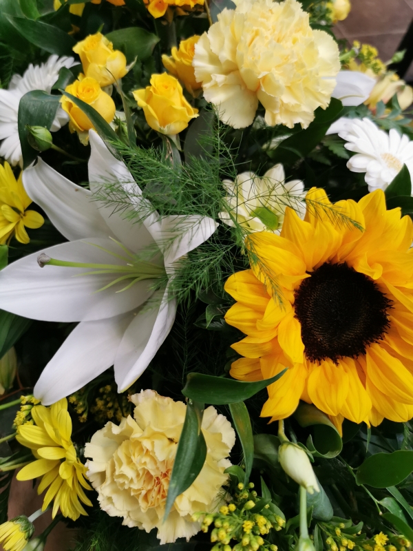 yellow and white casket spray