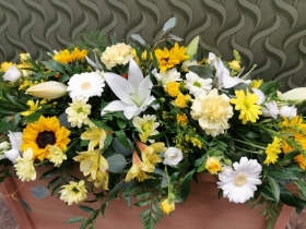 yellow and white casket spray